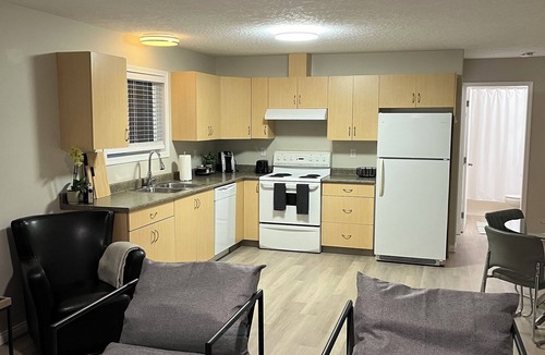 Saanich East House | Bright and spacious 2 bedroom suite ,close to uvic, 10 min to downtown,pets ok.