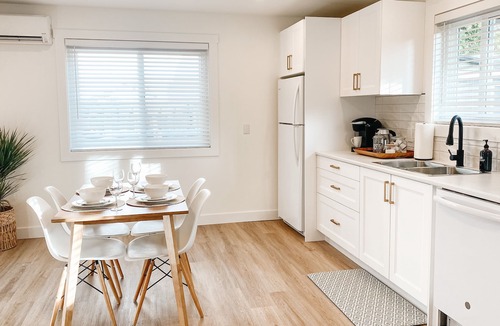 Saanich West House | Bright, Chic 2BR Suite in Sannich - 10 Min from Victoria