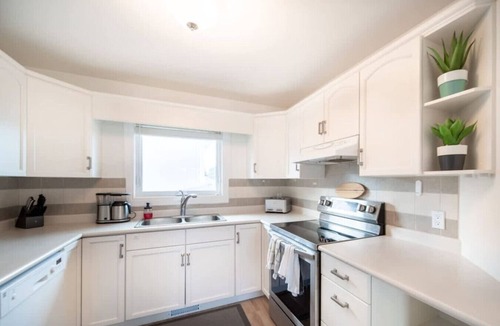 Steinbach House | Bright & Convenient b/w 2 Parks
