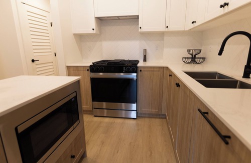 Willoughby Condo | Bright & Cozy Comfort-Living In the Heart of Willoughby Langley TWP