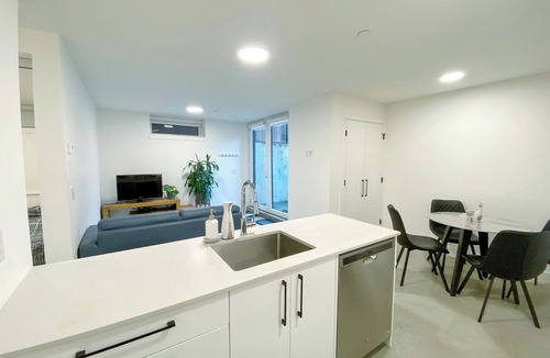 Kitsilano House | Bright & Cozy Kitsilano Suite | Walk to Beach