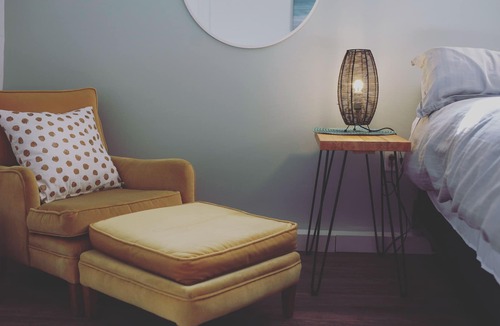 Courtenay House | Bright & cozy suite with ping pong table, close to ski hill, beaches & trails