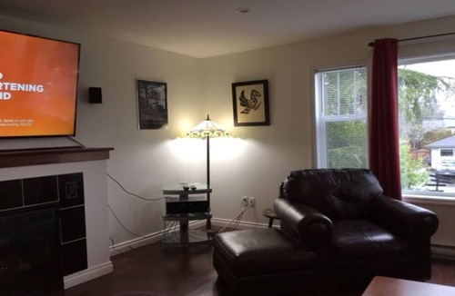 Gorge -Tillicum Area Bed & Breakfast | BRIGHT, GAS FIREPLACE, 3 SMART TVs, room for 4