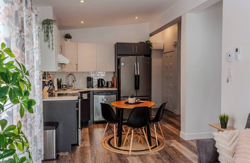 Mirabel Apartment | Bright Home with Balcony - 15 min to Premium Outlets