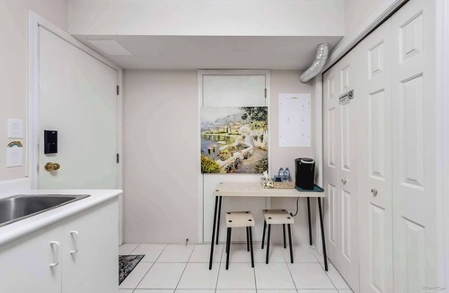 Steveston House | Bright Maple Suite