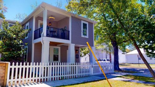 Wilmington Historic District House | Bright Modern 2BR 2BA with Balcony - King bed-Fast Wi-Fi 75 inch OLED TV