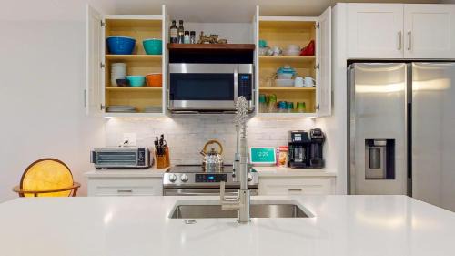 Wilmington Historic District House | Bright Modern 2BR 2BA with Balcony - King bed-Fast Wi-Fi 75 inch OLED TV