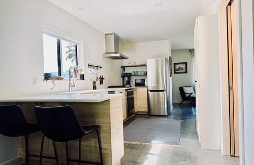 Nelson House | Bright Modern Hillside Stay 3 Min To Downtown Family & Pet Friendly HotTub