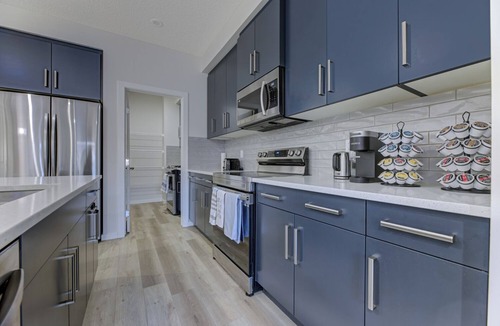 Southeast Edmonton House | Bright & Modern Home, Sleeps 8+, Fully Equipped Kitchen, & Garage Parking!