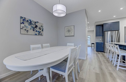 Southeast Edmonton House | Bright & Modern Home, Sleeps 8+, Fully Equipped Kitchen, & Garage Parking!