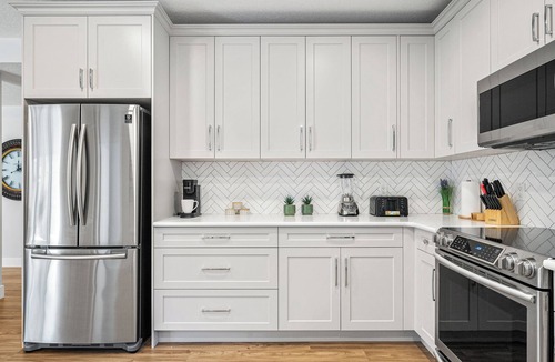 Signal Hill House | Bright Nature Escape 2BR Walkout Suite w/Patio