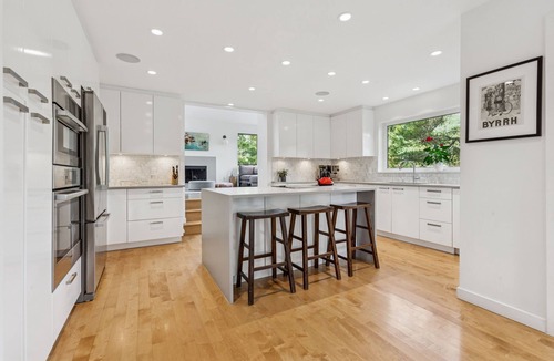 West Vancouver House | Bright open concept contemporary close to beaches, mountains. 3.5 bed, 2.5 bath