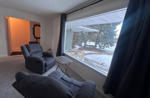 Jasper Place House | Bright Private Room in Safe Area – 10 Min Walk to Shops & Transit - Room No.2