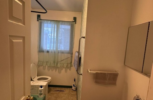 Jasper Place House | Bright Private Room in Safe Area – 10 Min Walk to Shops & Transit - Room No.2