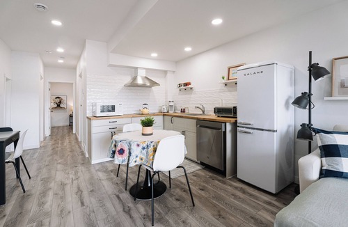 Keith House | Bright &Spacious 1BR | Queen + Twin | Pond View