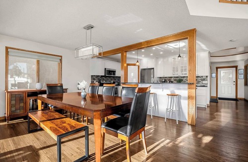 Edgemont House | Bright & Spacious 5-BR & Ravine Views in Edgemont