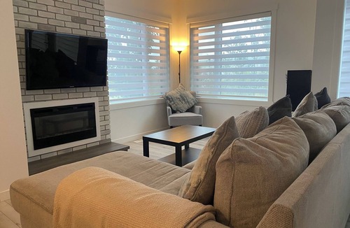 Northwest Calgary House | Bright & Spacious NW Townhouse w/Downtow Views Close to the Rocky Mountains