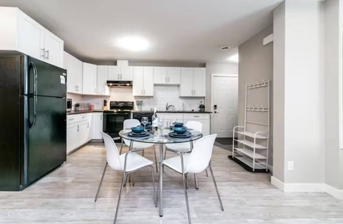 Jasper Place House | Bright Spacious Suite - King Bed - Long Stays - WiFi