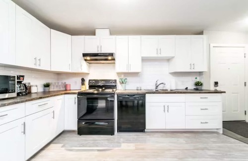 Jasper Place House | Bright Spacious Suite - King Bed - Long Stays - WiFi