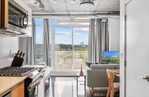 Connaught Apartment | Bright Studio | Mins to Saddledome | Skyline Views