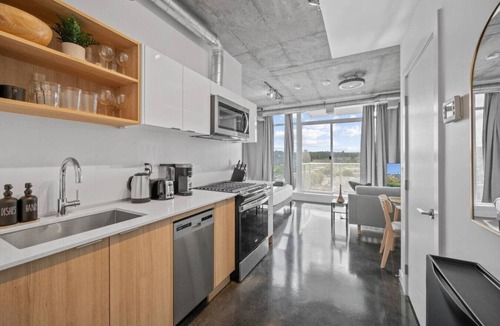 Connaught Apartment | Bright Studio | Mins to Saddledome | Skyline Views
