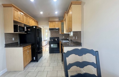Marpole House | Bright West Side Retreat 3BR Kitchen & Living