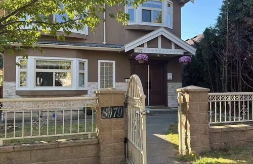 Marpole House | Bright West Side Retreat 3BR Kitchen & Living