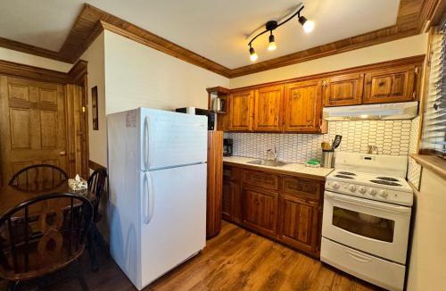 Golden Hotel | Brookside Motel