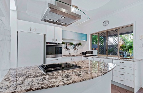 Balmoral House | Bulimba Central 2BR -Sleeps 6, Courtyard