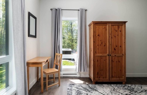 Pine Hill Ski Chalet | Private Hot Tub | Hiking | Skiing | Roitelet
