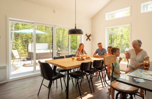 Pine Hill Ski Chalet | Private Hot Tub | Hiking | Skiing | Roitelet