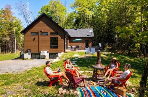 Pine Hill Ski Chalet | Private Hot Tub | Hiking | Skiing | Roitelet