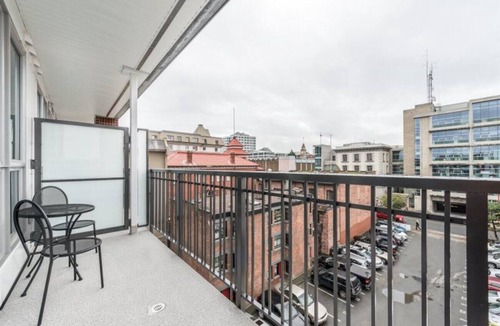 Downtown Victoria Condo | King Bed and Coastal Art Decor in Old Town