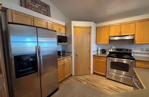 Calgary House | Calgary Home | 3BR Home | Sleeps 6 | Parking | 15min to Downtown
