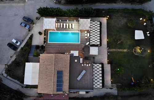 Mazzarino Apartment | 'Calura' Room with Garden View, Wi-Fi and Air Conditioning
