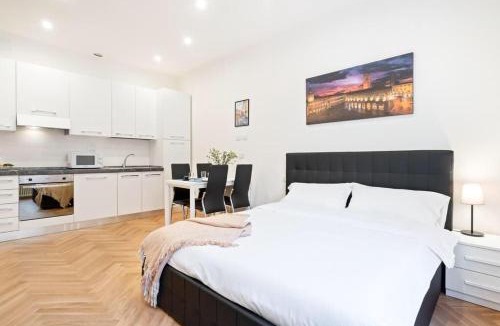 Historic Center Apartment | Calzolerie Luxury Suite