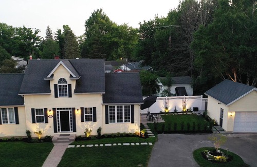 Crystal Beach House | Cape Cod Style Beach House - 10 min. walk to Beach -Sleeps 1-4 Guests- Licensed