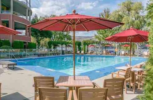 Vernon Condo | Casa Amigos: a beachfront resort 2bdrm condo w/heated pool, hot tub & BOAT SLIP