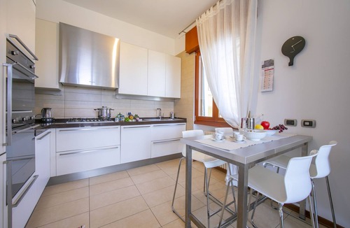 Rivoltella Apartment | Casa Michelangelo Lake Garda Terrace Apt | Sleeps 6 + AC, Desenzano Del Garda, Italy
