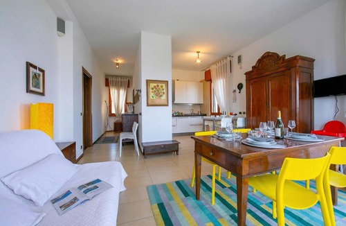 Rivoltella Apartment | Casa Michelangelo Lake Garda Terrace Apt | Sleeps 6 + AC, Desenzano Del Garda, Italy