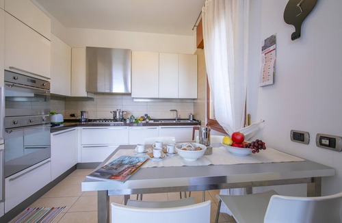 Rivoltella Apartment | Casa Michelangelo Lake Garda Terrace Apt | Sleeps 6 + AC, Desenzano Del Garda, Italy