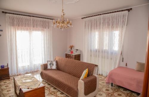 Zafferana Etnea Apartment | Casa Montegrappa - Ampi spazi, 5 posti letto, Wi-Fi veloce, Parcheggio privato