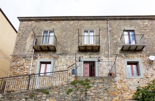 Geraci Siculo House | Casa vacanze Ai Valàti CIR 19082-037C20-6280 CIN IT0820-37C284E-SHYWG