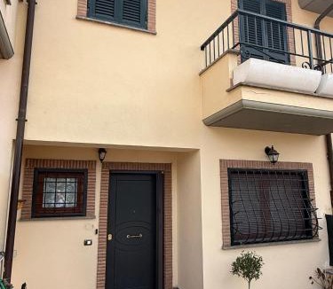 Torre Angela House | Casetta Romana Ampia Casa Vacanze con Giardino & Parcheggio Tranquilla Zona Borghesiana Metro C