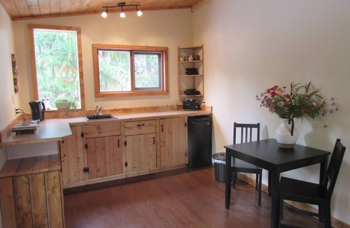 Kaslo Cottage | Cedar Cottage, a private and cozy experience