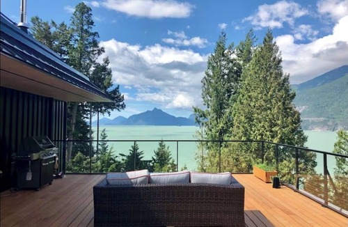 Britannia Beach House | CEDAR HOME with sauna and cold plunge. 45 min drive from vancouver and Whistler!