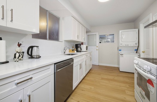 Knight House | Cedar Nest Heritage Home Near DT and YVR