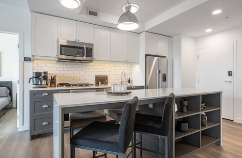 Kensington Condo | Central 2BR in Kensington w/Parking + AC