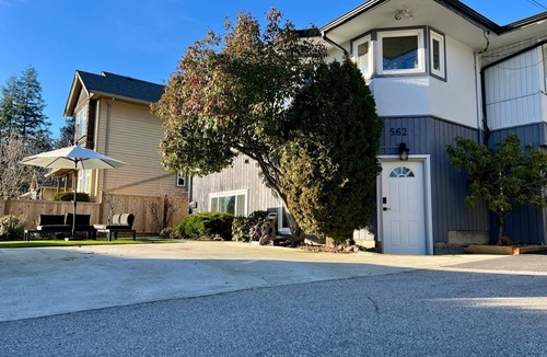 North Vancouver House | Central location, easy dining, Edgemont Village, Rec Centre, & Park Royal Mall.n