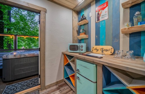 Smoky Mountains Cabin | 🚘Central Location 👙Hot tub 🌄Great Views🛌Linens🔥Firepit🍳Stocked Kitchen